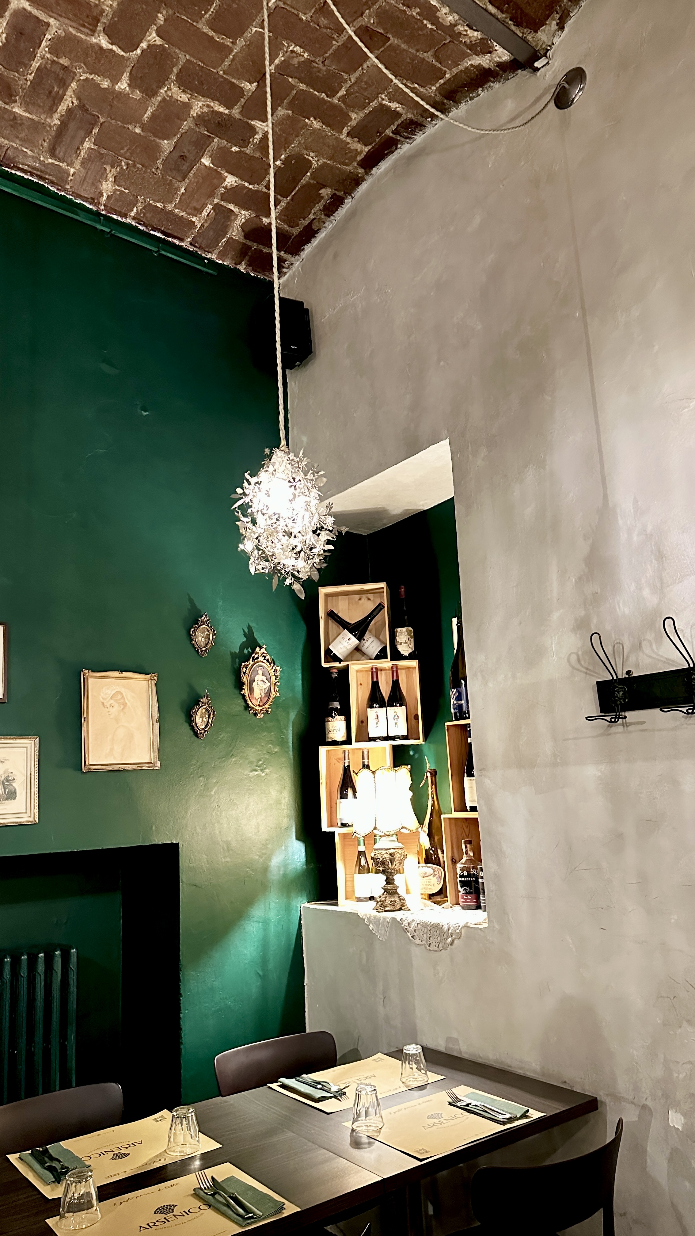 Angolo vini nella sala verde di Arsenico Bistrot