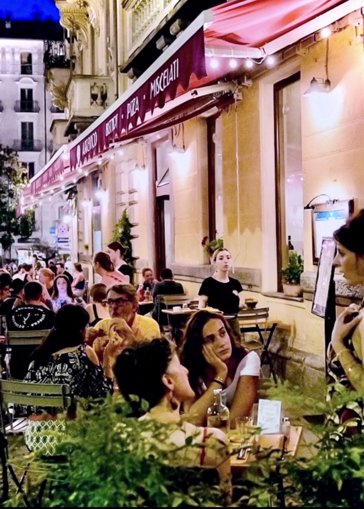 Dehor di Arsenico Bistrot affollato la sera