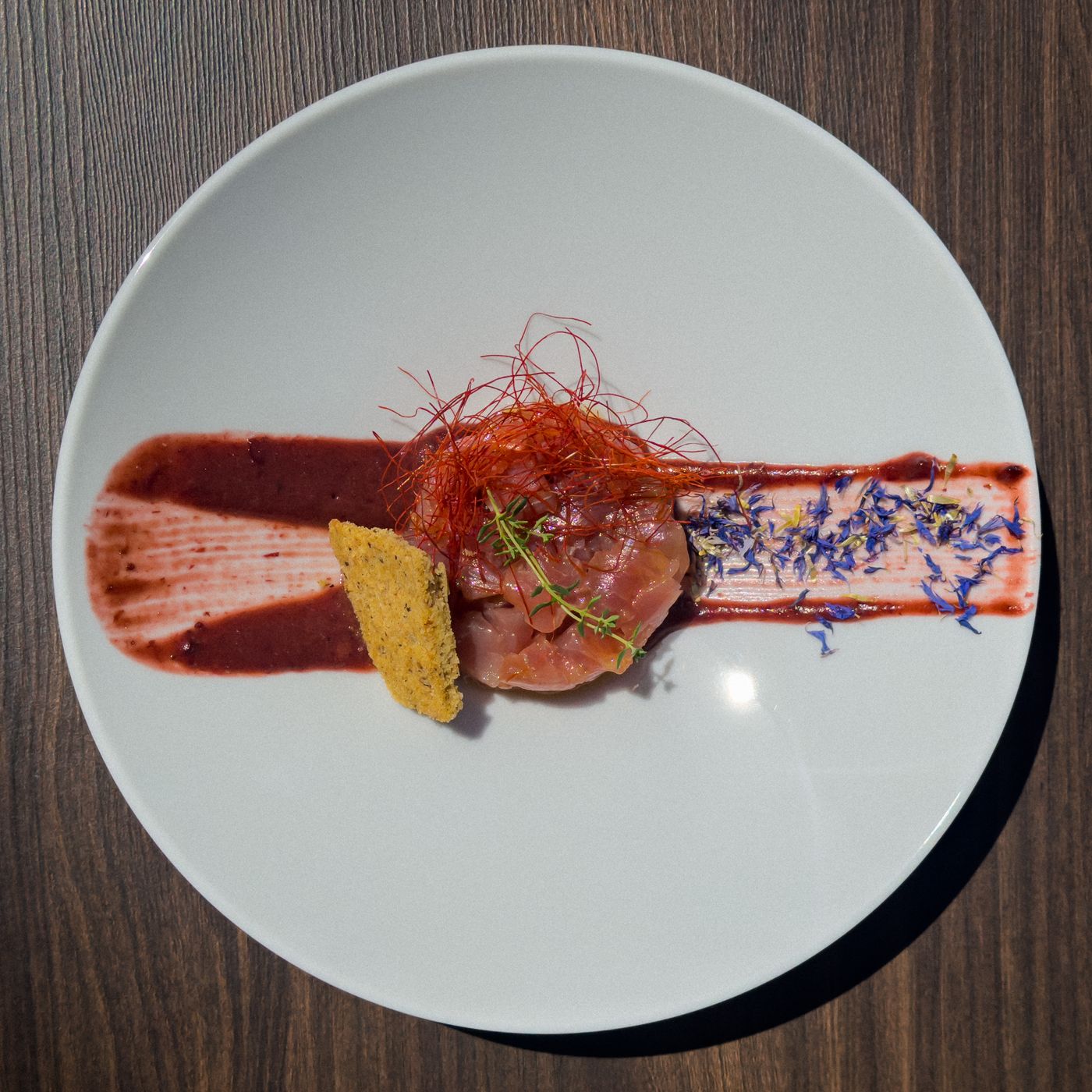 Tartare di tonno con fiori eduli