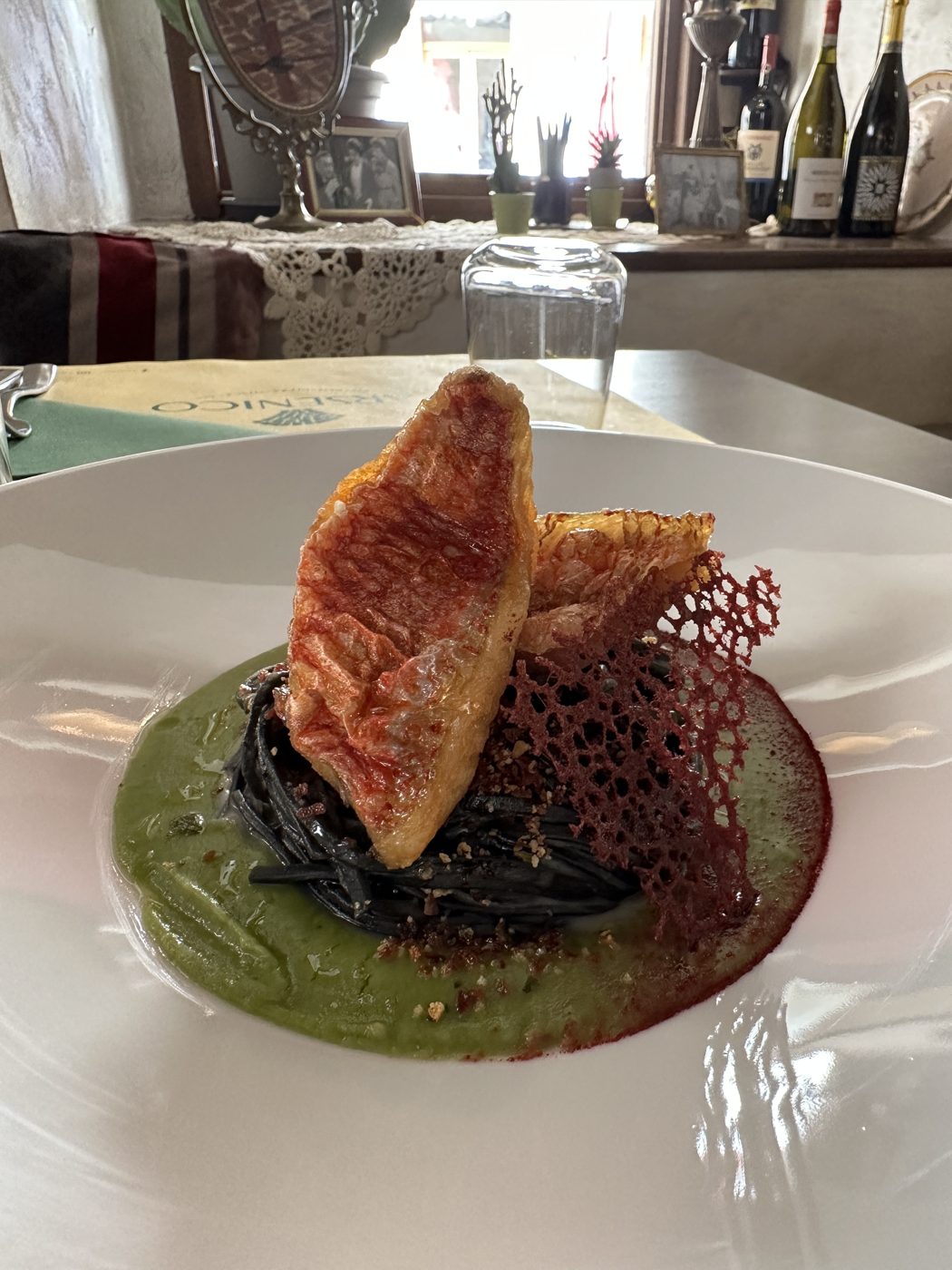 Triglia su spaghetti al nero