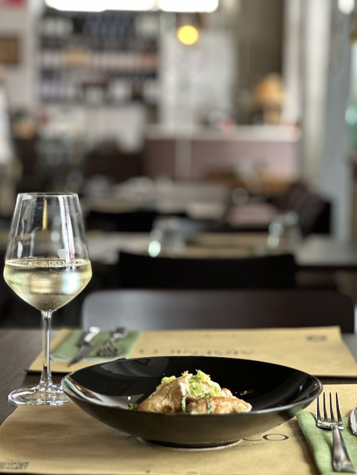 Tavolo con calice di vino e piatto Arsenico